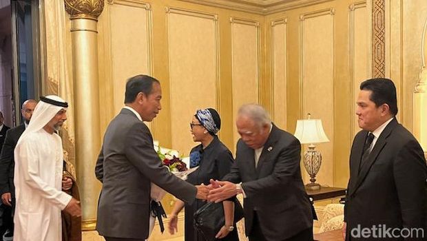 Tiba di Abu Dhabi, Jokowi disambut langsung oleh Presiden Uni Emirat Arab (UEA) Syeikh Mohamed bin Zayed Al Nahyan atau Pangeran MBZ dari Bandara Internasional Zayed beserta sejumlah menteri Kabinet Indonesia Maju (Eva/detikcom)
