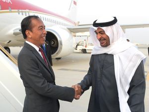Tiba di Abu Dhabi, Jokowi Disambut Langsung Presiden MBZ di Bandara Zayed