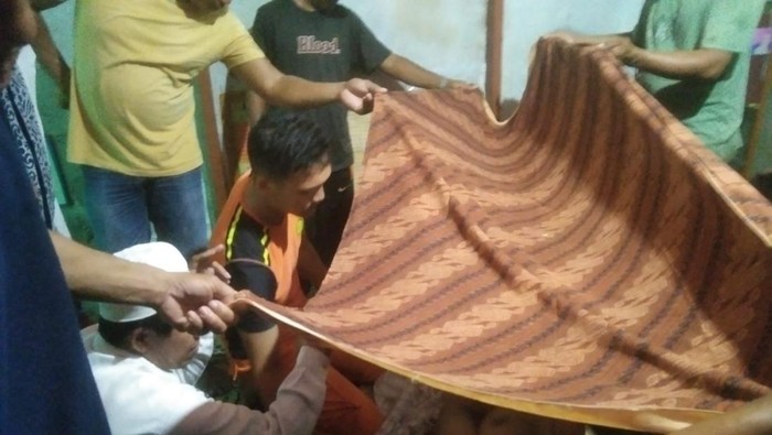 Tim SAR dan warga saat mengevakuasi Mardi, nelayan tenggelam di Tanjab Barat, Jambi