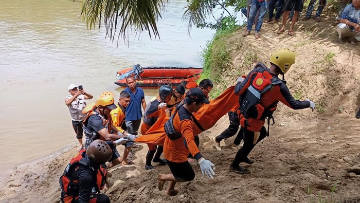 Tim SAR saat mengevakuasi para korban. (Dok. Basarnas Medan)