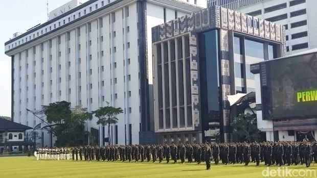 TNI AD menggelar tradisi penerimaan perwira remaja TNI AD Akmil Tahun 2024. Upacara di Mabes AD dipimpin langsung KSAD Jenderal TNI Maruli Simanjuntak. (Kurniawan F/detikcom)