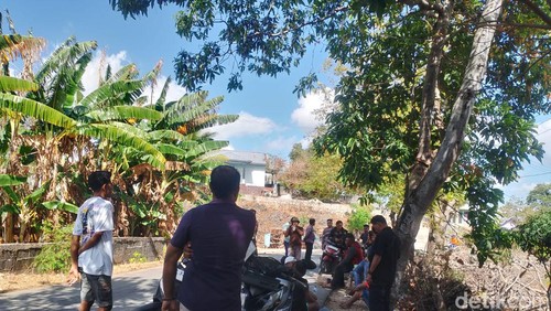 Warga Alak Kota Kupang, saat menutup akses armada sampah ke TPA Alak, Selasa (16/7/2024).