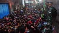 Warga antre saat tradisi pembagian nasi jangkrik (nasi berlauk daging kerbau dan kambing) di kompleks makam dan Masjid Menara Kudus, Desa Kauman, Kudus, Jawa Tengah, Selasa (16/7/2024). 