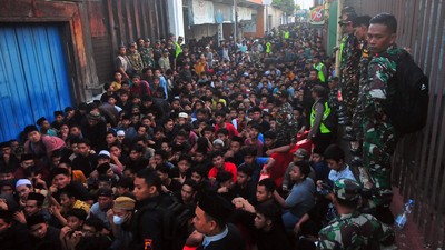 Tumpah Ruah Warga Kudus Saat Pembagian Nasi Jangkrik