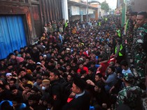 Tumpah Ruah Warga Kudus Saat Pembagian Nasi Jangkrik