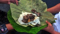 Tradisi membagi nasi jangkrik saat puncak acara buka luwur Sunan Kudus itu membagikan 43.000 bungkus kecil dan 2.000 bungkus besar nasi jangkrik yang dibungkus daun jati kepada warga sekitar.