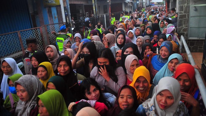 Warga menunjukkan nasi jangkrik (nasi berlauk daging kerbau dan kambing) saat tradisi pembagian nasi jangkrik di kompleks makam dan Masjid Menara Kudus, Desa Kauman, Kudus, Jawa Tengah, Selasa (16/7/2024). Tradisi membagi nasi jangkrik saat puncak acara buka luwur Sunan Kudus dengan membagikan 43.000 bungkus kecil dan 2.000 bungkus besar nasi jangkrik yang dibungkus daun jati kepada warga sekitar itu sebagai bentuk syukur kepada Tuhan atas berkah sandang dan pangan serta untuk menumbuhkan rasa saling berbagi kepada sesama. ANTARA FOTO/Yusuf Nugroho/tom.