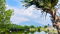 Pemandangan gunung di Pantai Kedu Warna.
