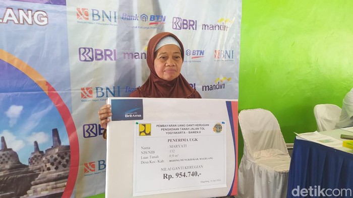 Salah satu warga Kabupaten Magelang Maryati (70) menerima UGR tol Jogja-Bawen sebesar Rp 954.740.