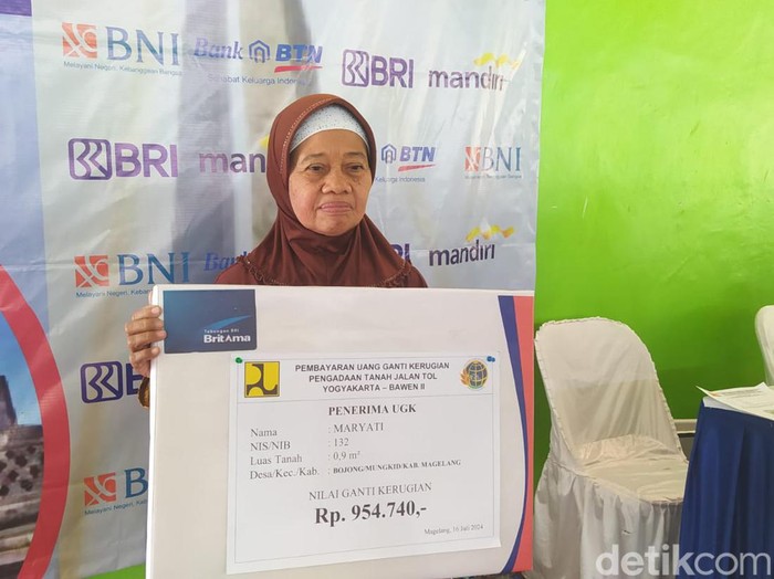 Salah satu warga Kabupaten Magelang Maryati (70) menerima UGR tol Jogja-Bawen sebesar Rp 954.740.