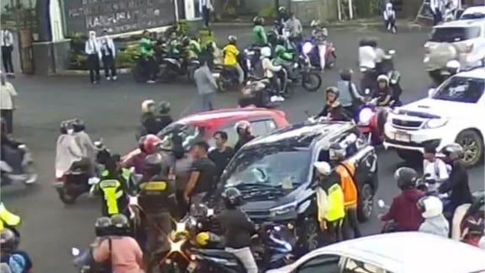 Video viral kecelakaan lalu lintas di Kota Malang, Avanza lawan arus tabrak Calya.