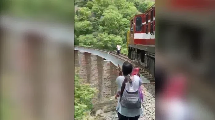 Viral lompat jembatan