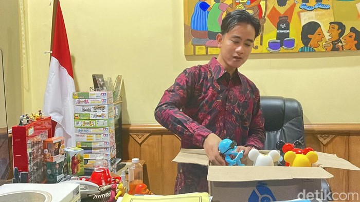 Wakil Presiden terpilih Gibran Rakabuming Raka beres-beres kantor di Balai Kota Solo setelah resmi mengundurkan diri dari jabatan Wali Kota Solo, Selasa (16/7/2024).