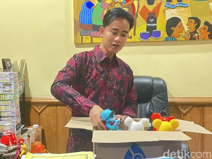 Wakil Presiden terpilih Gibran Rakabuming Raka beres-beres kantor di Balai Kota Solo setelah resmi mengundurkan diri dari jabatan Wali Kota Solo, Selasa (16/7/2024).