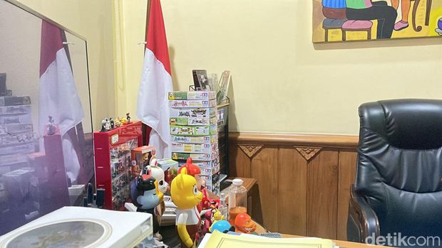 Wakil Presiden terpilih Gibran Rakabuming Raka beres-beres kantor di Balai Kota Solo setelah resmi mengundurkan diri dari jabatan Wali Kota Solo, Selasa (16/7/2024).