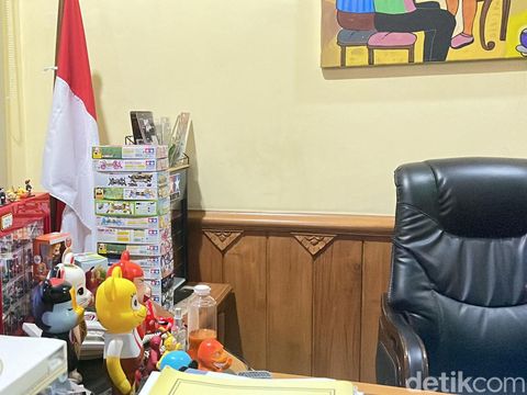 Wakil Presiden terpilih Gibran Rakabuming Raka beres-beres kantor di Balai Kota Solo setelah resmi mengundurkan diri dari jabatan Wali Kota Solo, Selasa (16/7/2024).