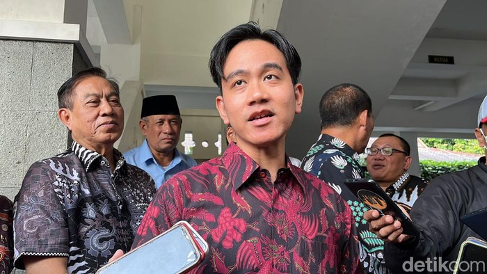 Wakil Presiden terpilih Gibran Rakabuming Raka beres-beres kantor di Balai Kota Solo setelah resmi mengundurkan diri dari jabatan Wali Kota Solo, Selasa (16/7/2024).