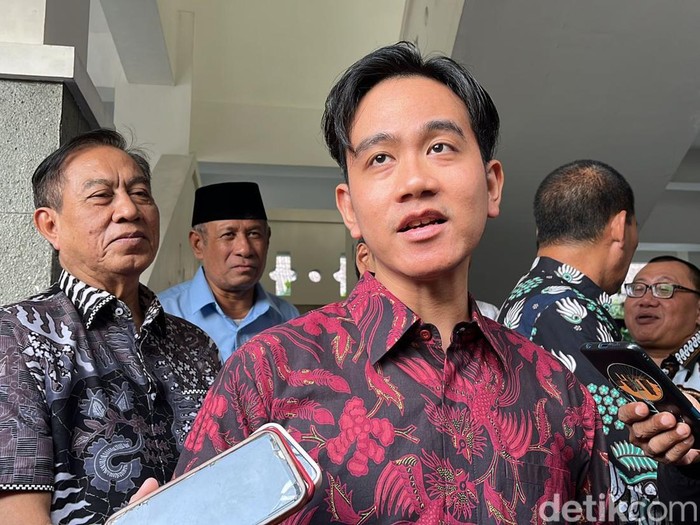 Wakil Presiden terpilih Gibran Rakabuming Raka beres-beres kantor di Balai Kota Solo setelah resmi mengundurkan diri dari jabatan Wali Kota Solo, Selasa (16/7/2024).