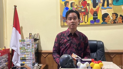 Wakil Presiden terpilih Gibran Rakabuming Raka beres-beres kantor di Balai Kota Solo setelah resmi mengundurkan diri dari jabatan Wali Kota Solo, Selasa (16/7/2024).