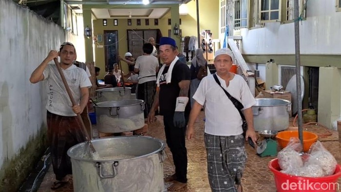 Warga Kampung Arab 14 Ulu Palembang membuat bubur Asyuro menyambut 10 Muharram.