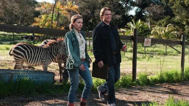 Cuplikan adegan Scarlett Johansson dan Matt Damon di We Bought a Zoo.