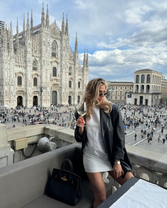 Setelah lulus kuliah, Yulia yang pernah mengikuti kontes kecantikan Miss Office 2021 sempat bekerja di perusahaan di Ceko. Tapi kemudian ia membuka salon sendiri selagi juga bekerja sebagai model dan influencer. Foto: Instagram Yulia Vlasova