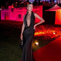 Sosok Yulia Vlasova pun mengundang perhatian publik. Terlebih wanita berambut pirang itu diketahui berusia 28 tahun, hanya dua tahun lebih tua dari putri Johnny, Lily-Rose Depp, yang berumur 26 tahun. Foto: Instagram Yulia Vlasova