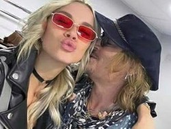 Johnny Depp Disebut Punya Pacar Baru, Model Rusia Lebih Muda 33 Tahun