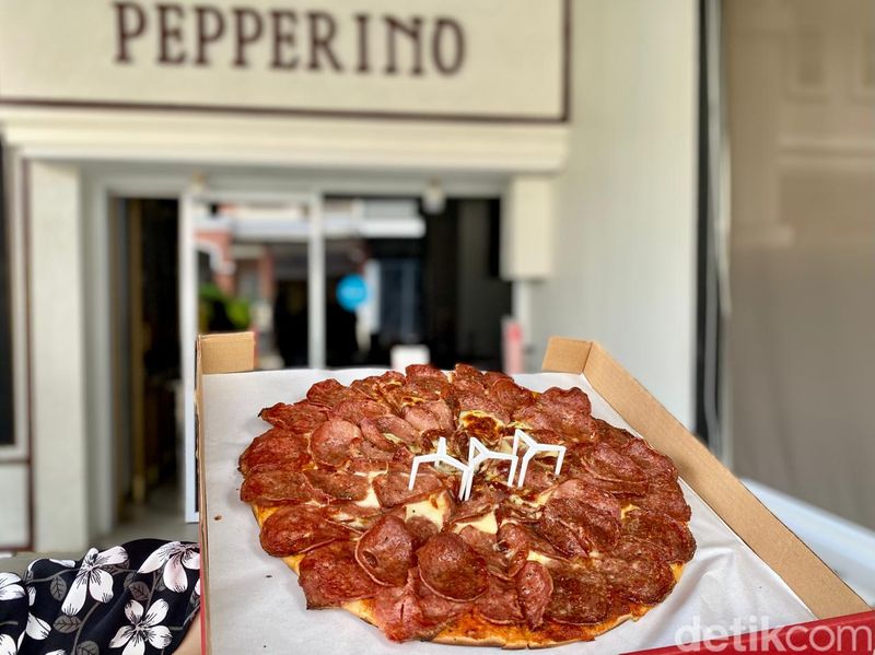 Yummy! Pizza Pepperoni Topping Melimpah Ada di Perumahan Mewah Ini