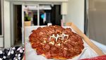 Yummy! Pizza Pepperoni Topping Melimpah Ada di Perumahan Mewah Ini