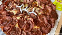 Pizza The Signature tampil menggoda dengan saus tomat, parutan keju mozzarella yang tak pelit, sampai irisan daging pepperoni yang menutupi hingga ke bagian ujung pizza. Foto: detikFood