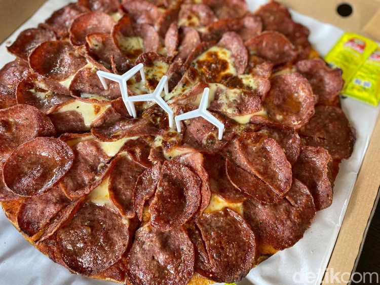 Yummy! Pizza Pepperoni Topping Melimpah Ada di Perumahan Mewah Ini