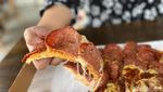Yummy! Pizza Pepperoni Topping Melimpah Ada di Perumahan Mewah Ini