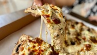 Meski menggunakan tuna mayo, tapi tidak ada rasa atau aroma amis sama sekali dari pizza yang sudah diseimbangkan dengan truffle oil. Foto: detikFood