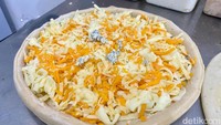 Kemudian di menu pizza teranyar Pepperino ada Cheese Bomb yang harganya Rp 229.000. Pizza ini fokus memadukan empat jenis keju yang berbeda. Foto: detikFood