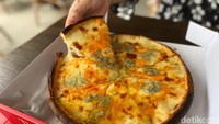 Rasanya tentu saja sangat unik, empat keju dicampurkan jadi satu ke dalam topping pizza berhasil menciptakan rasa umami, gurih dan sedikit asam. Terjejak juga rasa manis dari sirup maple sebagai penyeimbangnya.Foto: detikFood