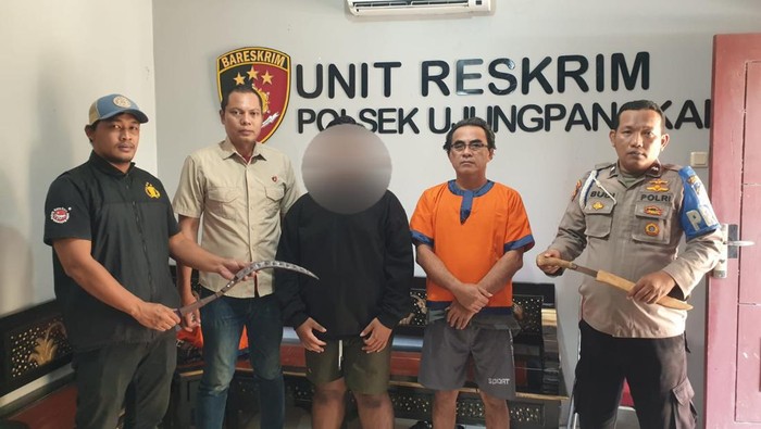 Yunus dan anaknya MJ, pelabu pembacokan tetangga di Gresik gegara chat mesra istrinya