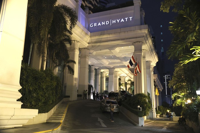 Sebanyak enam orang asing tewas di sebuah kamar hotel di pusat kota Bangkok, Thailand. Diduga akibat gas beracun.