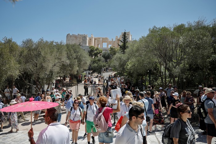 Tourists descent the Acropolis, after it temporary closed amid heatwave in Athens, Greece, July 17, 2024. REUTERS/Louisa Gouliamaki