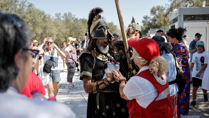 Acropolis Ditutup Imbas Gelombang Panas Landa Yunani Tourists descent the Acropolis, after it temporary closed amid heatwave in Athens, Greece, July 17, 2024. REUTERS/Louisa Gouliamaki