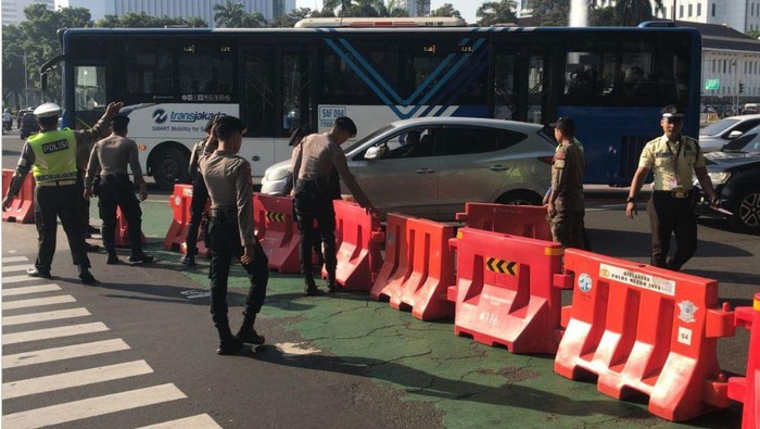 Demo Buruh Lumpuhkan Lalu Lintas di Patung Kuda, Arus Kendaraan Dialihkan Jauh dari Istana