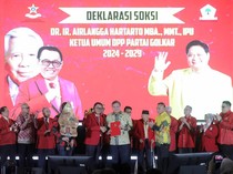 Momen Airlangga Joget Bareng SOKSI Usai Terima Dukungan Jadi Ketum Golkar Lagi