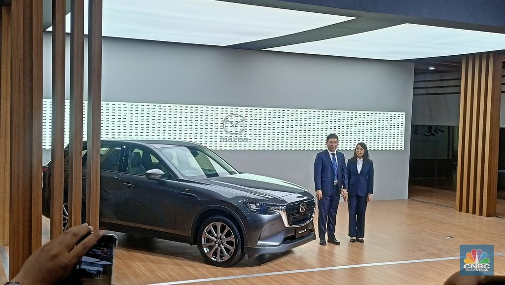 Ajang Gaikindo Indonesia International Auto Show (GIIAS) 2024 melahirkan banyak mobil baru. Pabrikan asal Jepang Mazda meluncurkan SUV premium Mazda CX-60 dengan edisi baru yaitu Mazda CX-60 Pro (2.5L AWD), Rabu (17/7/2024). (CNBC Indonesia/Ferry Sandi)