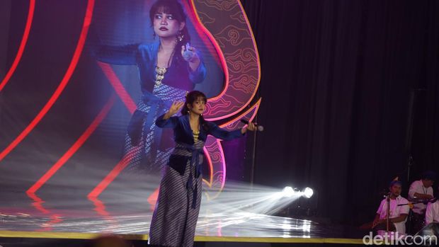Aksi panggung Tiara Effendy dan Ega Robot saat sesi hiburan detikJabar Awards 2024