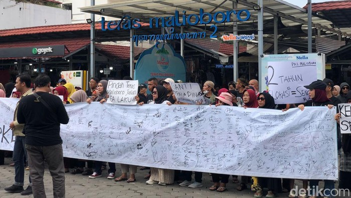 Aksi para pedagang di depan Teras Malioboro 2, Jogja, Rabu (17/7/2024).