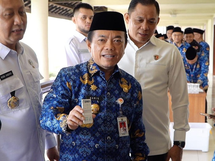 Gubernur Jambi Al Haris bersama seluruh pejabat di Pemprov menjalani tes urine, yang digelar Badan Narkotika Nasional (BNN). Tes urine dilakukan dalam bentuk kedisiplinan ASN di Jambi, agar bersih dari narkoba.