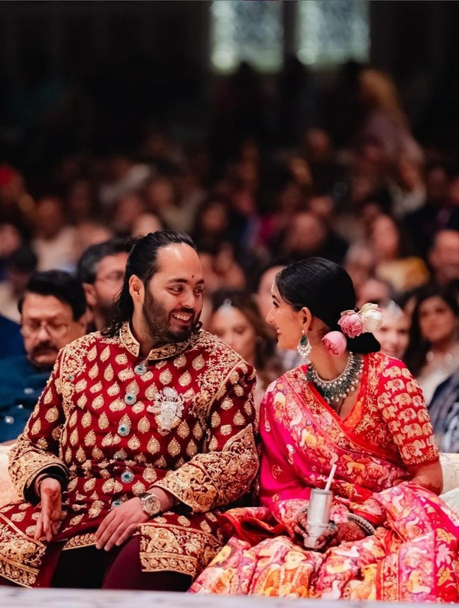 Selama prosesi pernikahan, keduanya tampak mesra dan saling pandang dengan tatapan penuh cinta. Momen indah itu terekam dalam bidikan kamera fotografer Joseph Radhik. Foto: Instagram/@shaleenanathani @storiesbyjosephradhik