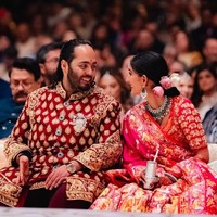 Selama prosesi pernikahan, keduanya tampak mesra dan saling pandang dengan tatapan penuh cinta. Momen indah itu terekam dalam bidikan kamera fotografer Joseph Radhik. Foto: Instagram/@shaleenanathani @storiesbyjosephradhik