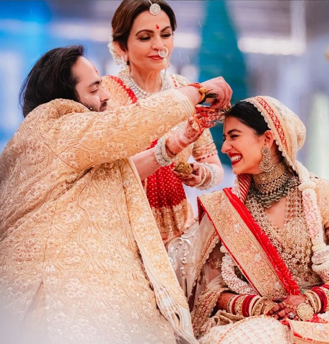 Upacara pernikahannya sendiri digelar pada Jumat (12/7/2024) di kediaman keluarga ambani, Jio World Convention Center. Keduanya menjalani sejumlah prosesi adat, dan setiap ritualnya mengenakan busana yang berbeda. Foto: Instagram/@shaleenanathani @storiesbyjosephradhik