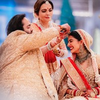 Upacara pernikahannya sendiri digelar pada Jumat (12/7/2024) di kediaman keluarga ambani, Jio World Convention Center. Keduanya menjalani sejumlah prosesi adat, dan setiap ritualnya mengenakan busana yang berbeda. Foto: Instagram/@shaleenanathani @storiesbyjosephradhik